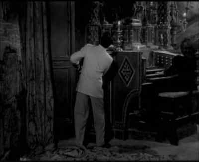 Keep it going, Mary. Keep it going. - Scared Stiff