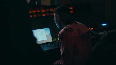 -Keep going.
-[squeaky beat playing] - DAVE