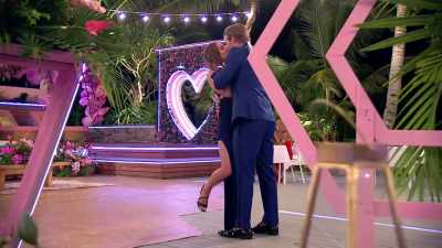 ♪ KEEP MOVING FORWARD ALL
THROUGH THE NIGHT ♪ - Love Island