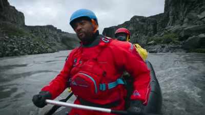 -Keep paddling, keep paddling.
-(GRUNTS) - Welcome to Earth