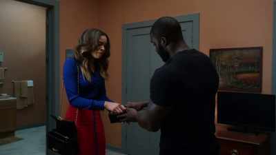 Keep this, OK? Keep it. - Tyler Perry's The Oval