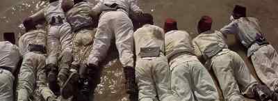 - Keep those men back!
- Right you are! Keep order! - Khartoum