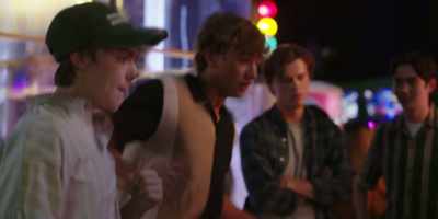 - Keep it up, keep it up.
- I got it. - The Summer I Turned Pretty