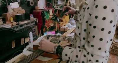 Kello kuudelta. Eipä kestä. - Carmine Street Guitars