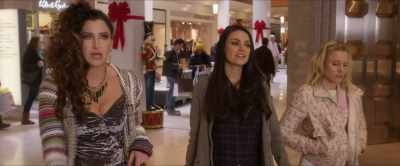 [Kelly Clarkson sings
"Run Run Rudolph"] - A Bad Moms Christmas