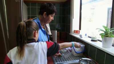 Kelly has her own pressures,
raising three children. - Outback Opal Hunters