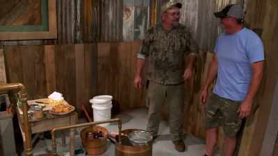 [kelly laughing] - Moonshiners: Master Distiller