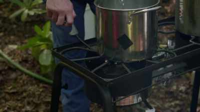 [kelly laughing] - Moonshiners: Master Distiller