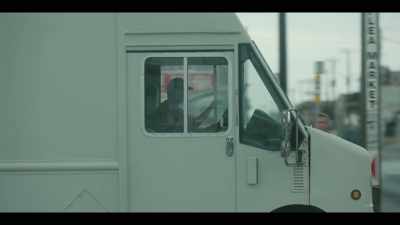 - Kenny, give me one of them 40s.
- One quick stop first. - Painkiller