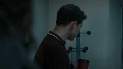 - Kenny, I--
- I found some prison records - Killing Eve