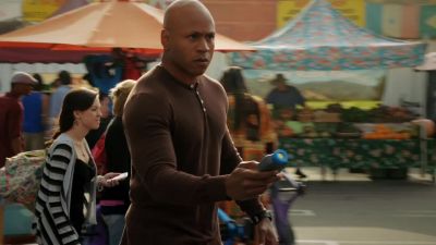 Kensi, Deeks, watch the crowd.
Got it. - NCIS: Los Angeles