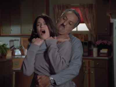 (Kent)
Let go! Let her go now. - Lois & Clark: The New Adventures of Superman