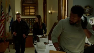 Kev, get everyone up here. - Chicago P.D.