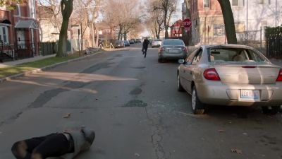 - Kevin!
10-1, 10-1, officer down. - Chicago P.D.