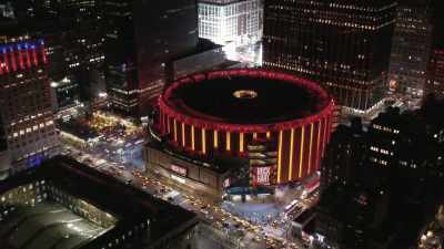 [Kevin] By the time we get to the Garden, - Kevin Hart & Chris Rock: Headliners Only