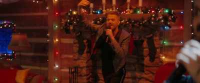 - [Kevin] Let's help him out.
- Let's help. Everyone, sing along, okay? - Meet Me Next Christmas