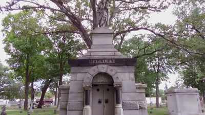 KEVIN: This thing
has to be 30 foot tall. - The Curse of Civil War Gold