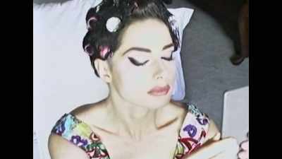 [Kevyn]
Oh my! Look at you.
It's just... cannot believe it. - Larger than Life: The Kevyn Aucoin Story