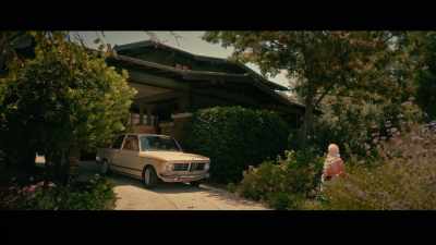 (keys jingle)
(engine rumbles) - Katie's Mom