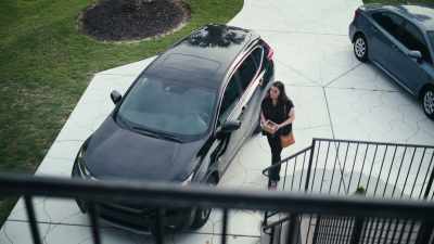 (keys jingling)
(water splashing) - Stepmom from Hell