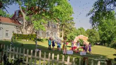 (kids cheering) - Feeling Butterflies