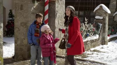 Kids look A choir - A Princess For Christmas