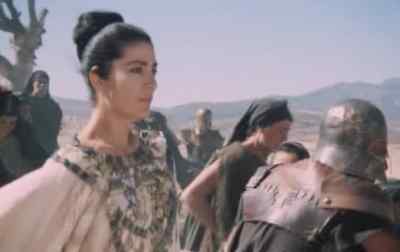 - Kill her, kill her!
- I need to kill her! - The Trojan Women