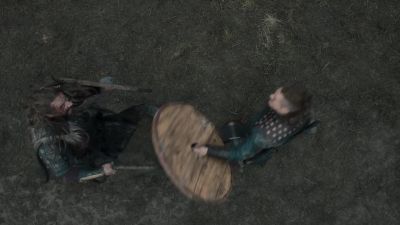 - Kill him! Kill him!
- Come on, Lord, that's it! - The Last Kingdom