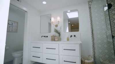 -[Kim] It's really pretty.
-Love the skylight.
It's so natural and bright. - Why the Heck Did I Buy This House?