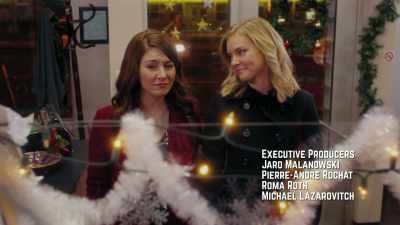 KIM:
Look at all the decorations,
they're the same - Christmas Cupcakes