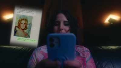 Kindly, Emily, manager
and publicist for Trish. - Fantasmas