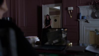 -Kith Lyonne is here.
-Show her in. - Marvel's Jessica Jones