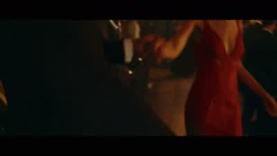 كن حذرًا الآن. - Red Notice