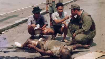 Kneeling over this body
is serviceman Dan Rocklin. - The Pacific War in Color