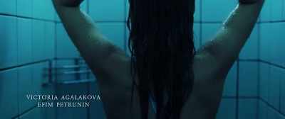 Knees together, point
your toes, that's good. - The Mermaid: Lake of the Dead