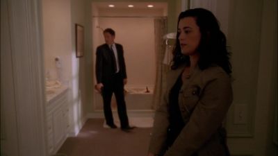 Knife's a K-Bar.
Marine fighting knife. - NCIS
