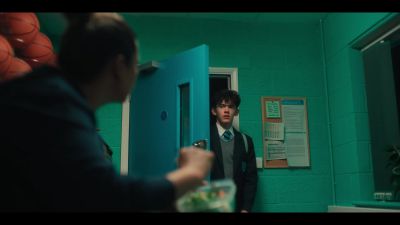 - [knock at door]
- Come in. - Heartstopper