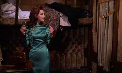 - (Knock on door)
- Come in. - Horror Express