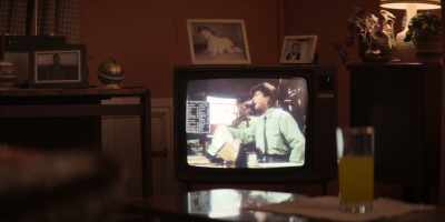 -[KNOCK ON DOOR ON TV]
-Hang on, we ain't open… - It's a Sin