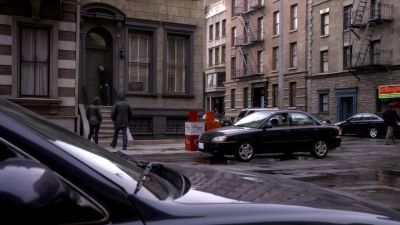 [ Knocking ]
Howard Moss? - Lie to Me