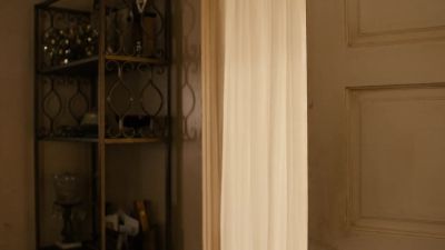 -(knocking on door)
-BERNICE: It's open. - Snowfall