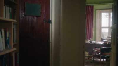 (knocking on door)
- Come in. - The Deceived