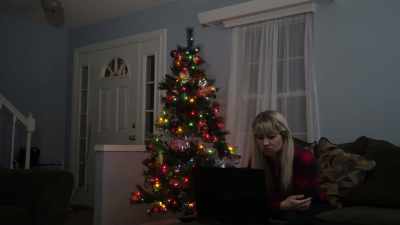 [Knocking on door]
[Door opening] - Merry Birthday, Happy Christmas