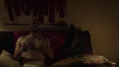 (KNOCKING ON DOOR)
Yo, Shayla. - Mr. Robot