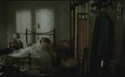 - [Knocking]
- [Woman] Telephone. - Julia