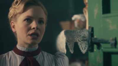 -[KNOCKING]
-YOU'RE LATE. - Miss Scarlet and the Duke