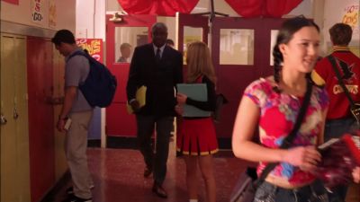 - Krissy, I need to talk to you.
- Is there a problem, Mr. Reynolds? - Smallville