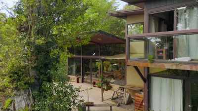 KRISTEN: So, Rolando
hand-built his entire house, - Restaurants at the End of the World