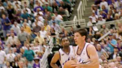 ...Kukoc.
Has it picked off by Russell. - The Last Dance