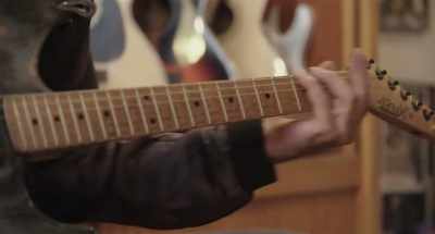 Kun soitan,
sormeni näyttää halvaantuneelta. - Carmine Street Guitars